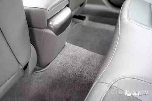 車の後列の中央に隆起があるのはなぜですか？知識の投稿