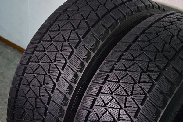 冬の運転にはどのタイヤを選ぶべきですか？凍った雪道で犬のように安定した車を作りましょう