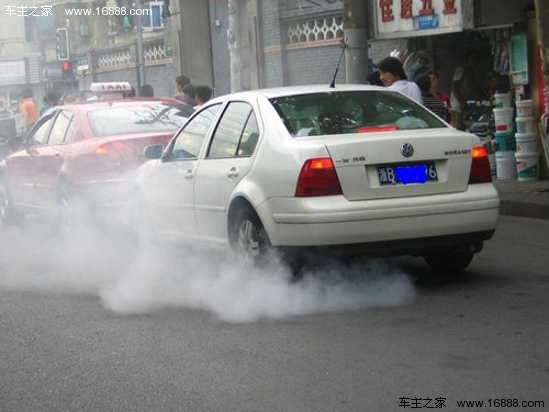 車の煙の3色を識別するように教えてください。黒煙が最も一般的です。
