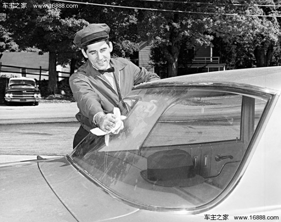 冬の車のメンテナンスのヒントフロントガラスは除氷剤を使用する必要があります