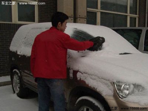 冬の車のメンテナンスのヒントフロントガラスは除氷剤を使用する必要があります