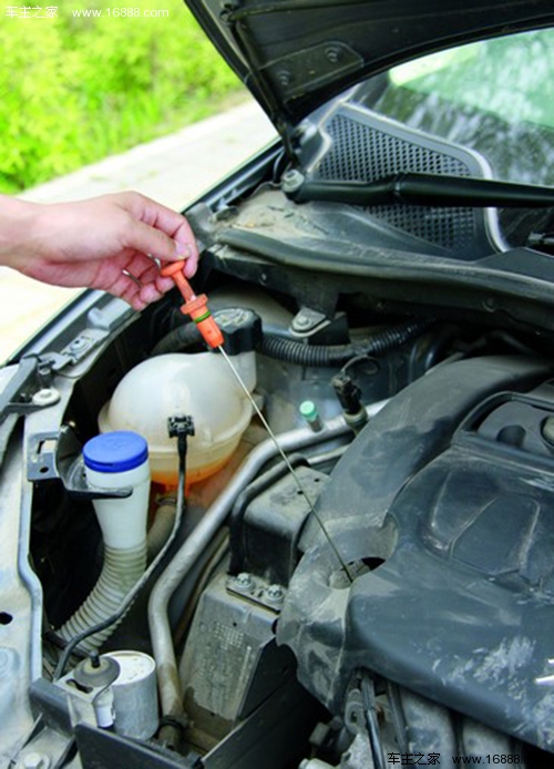 時間通りにオイルを交換しないことは、潤滑油に関する自動車所有者の4つの「誤解」を要約したものです。