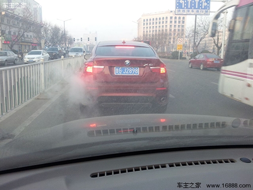 車が煙を出した場合はどうすればよいですか?排気管の煙の種類を特定するように教えてください