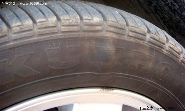 車のタイヤをチェックする 6 つの方法 車のタイヤをチェックする 6 つの方法