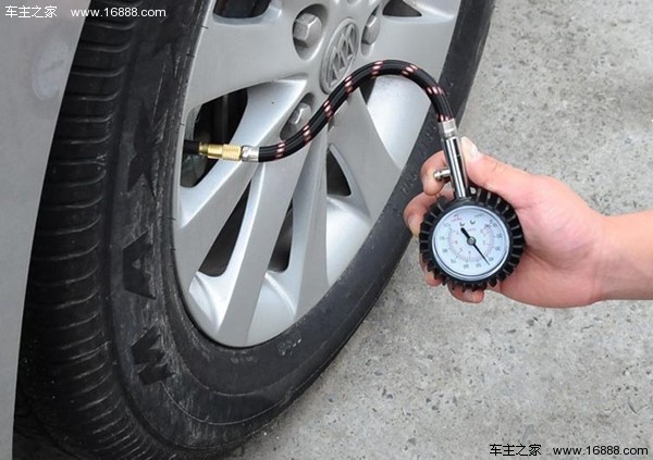 車のタイヤをチェックする 6 つの方法 車のタイヤをチェックする 6 つの方法