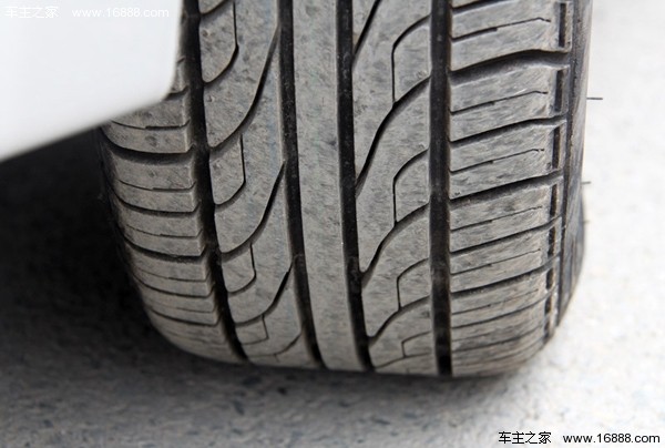 車のタイヤをチェックする 6 つの方法 車のタイヤをチェックする 6 つの方法