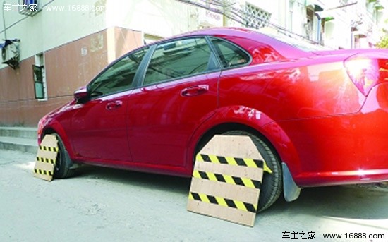 悪い犬が車の近くで攻撃的に行動するのを防ぐための 6 つのヒント