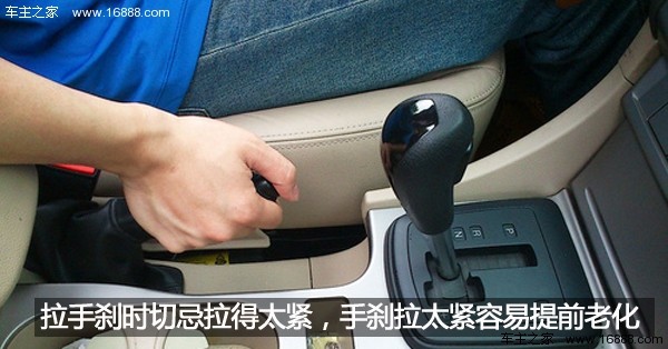 ハンドブレーキを引き忘れて自殺したのですか?みなさん、駐車するときはハンドブレーキを引くことを忘れないでください。 ハンドブレーキを引き忘れて自殺したのですか?みなさん、駐車するときはハンドブレーキを引くことを忘れないでください。