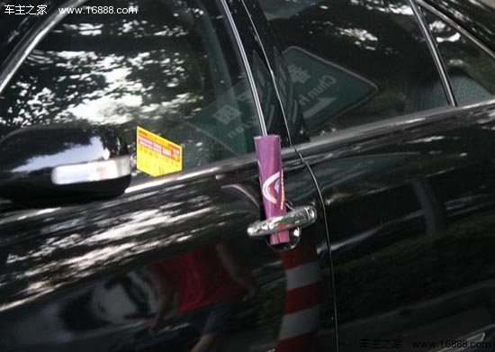 車の窓に貼ってある小さな広告は危険！車の所有者は時間内に掃除することが重要です